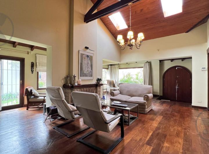 Casa · 400m² · 6 Ambientes · 1 Cochera