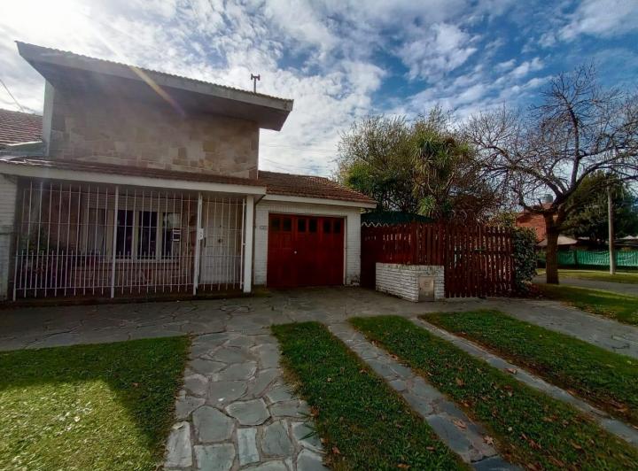 Casa · 238m² · 5 Ambientes · 1 Cochera