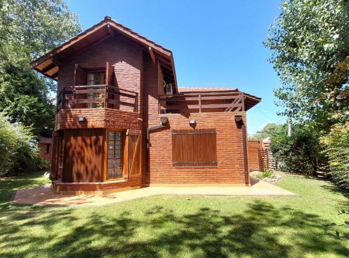 Casa · 298m² · 4 Ambientes · 1 Cochera