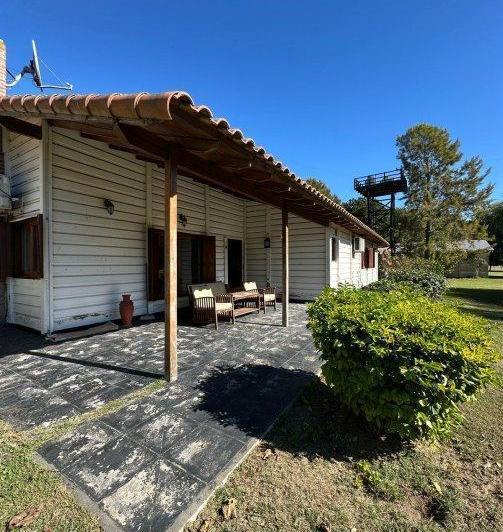 Casa · 400m² · 6 Ambientes · 10 Cocheras