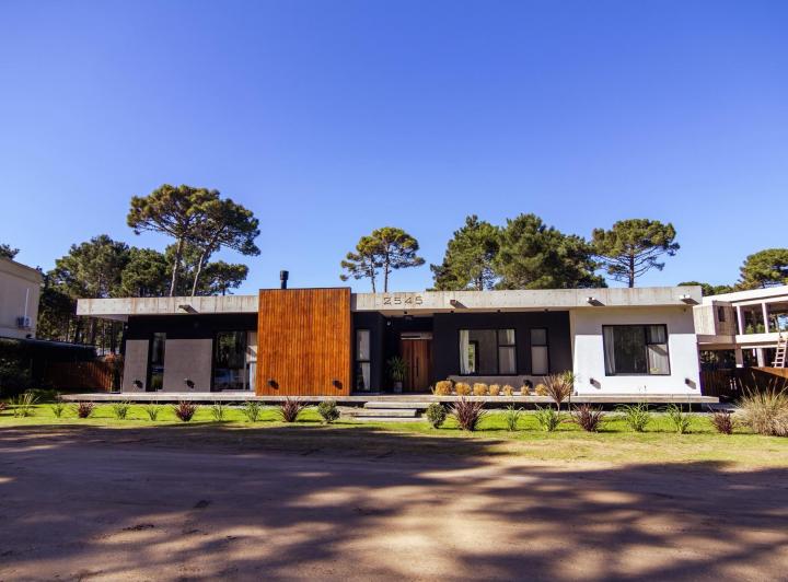 Casa · 181m² · 3 Dormitorios · 2 Cocheras
