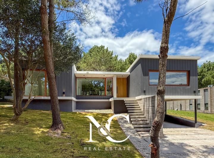 Casa · 222m² · 5 Ambientes · 1 Cochera