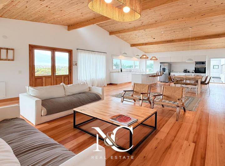 Casa · 202m² · 5 Ambientes · 4 Cocheras