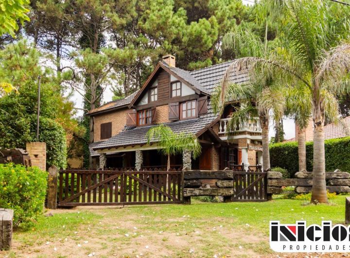 Casa · 1m² · 4 Ambientes · 1 Cochera