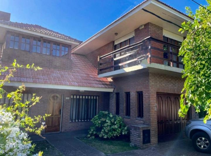 Casa · 242m² · 5 Ambientes · 1 Cochera