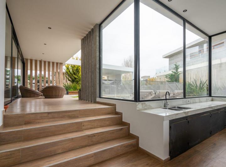 Casa · 208m² · 5 Ambientes · 2 Cocheras
