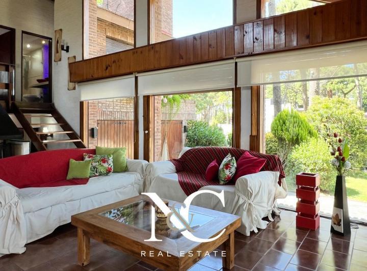 Casa · 280m² · 5 Ambientes · 1 Cochera