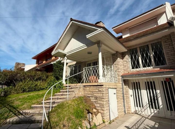 Casa · 200m² · 4 Ambientes · 2 Cocheras