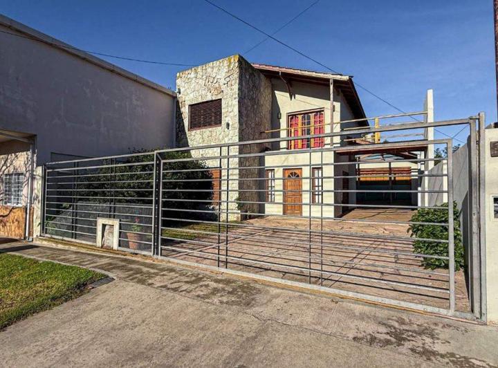 Casa · 180m² · 5 Ambientes · 2 Cocheras