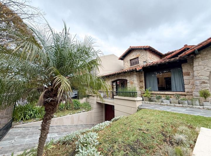 Casa · 378m² · 6 Ambientes · 3 Cocheras