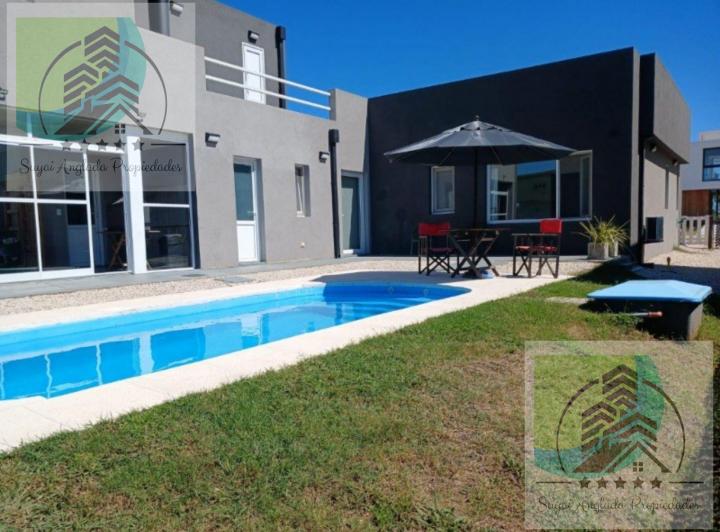 Casa · 215m² · 4 Ambientes · 1 Cochera