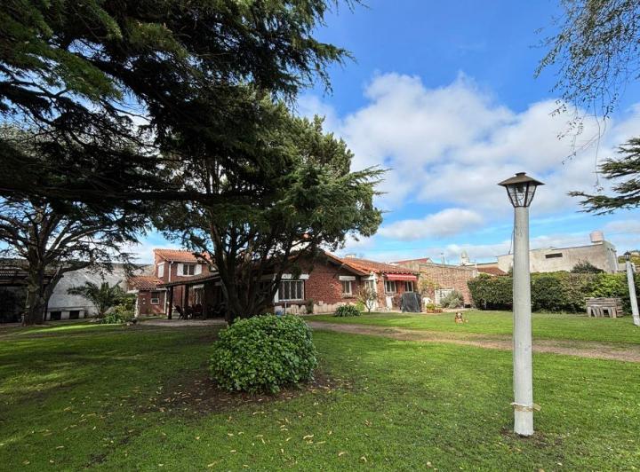 Casa · 400m² · 6 Ambientes · 3 Cocheras