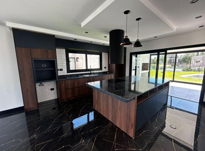 Casa · 220m² · 4 Ambientes · 2 Cocheras