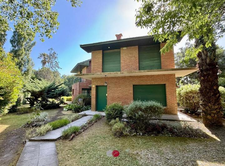 Casa · 220m² · 5 Ambientes · 3 Cocheras