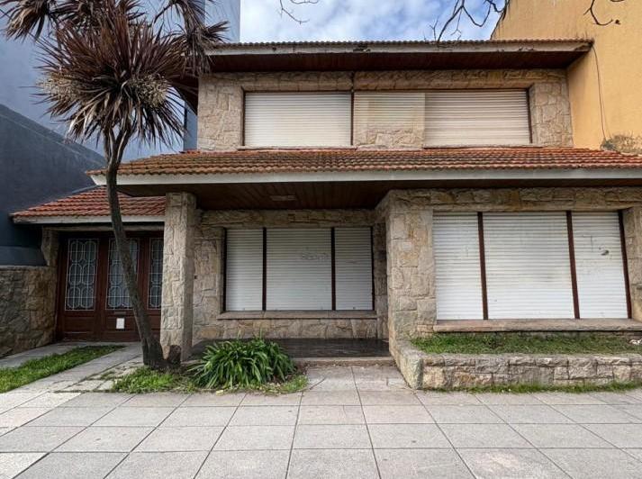 Casa · 274m² · 5 Ambientes · 4 Cocheras