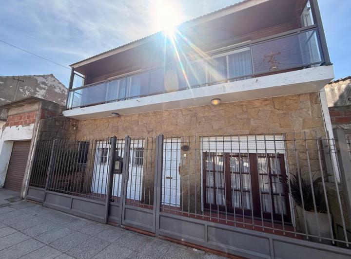 Casa · 140m² · 4 Ambientes · 1 Cochera
