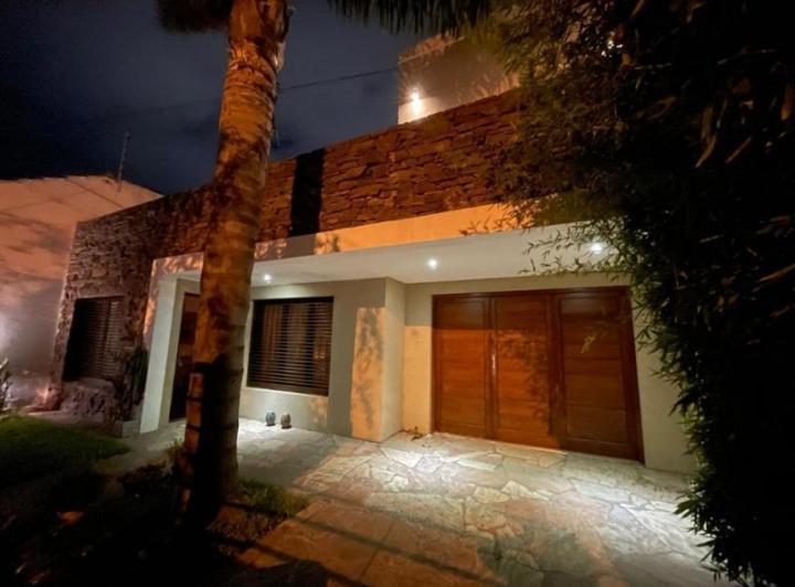 Casa · 240m² · 6 Ambientes · 2 Cocheras