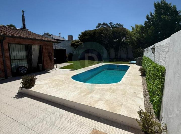 Casa · 265m² · 4 Ambientes · 1 Cochera