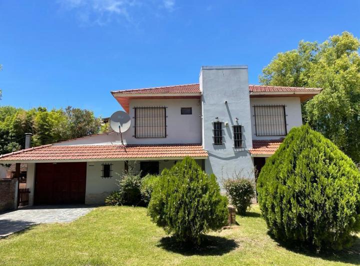 Casa · 350m² · 4 Ambientes · 2 Cocheras