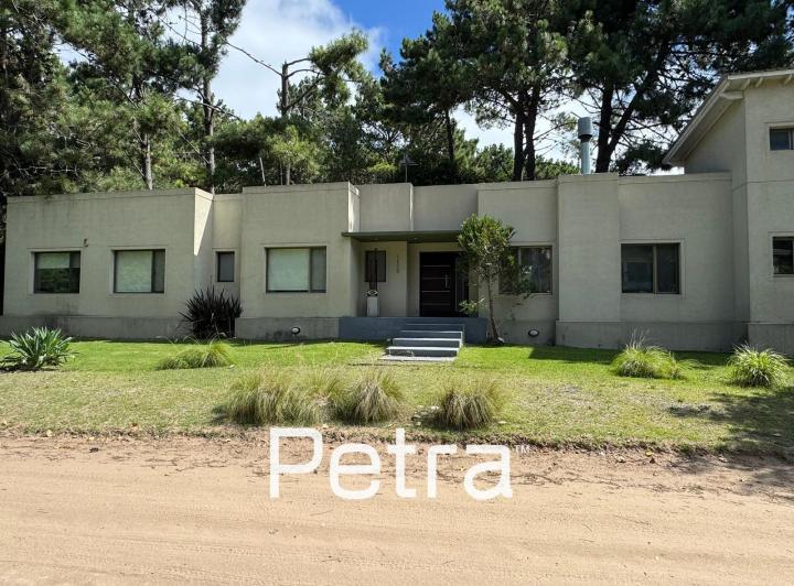 Casa · 241m² · 5 Ambientes · 1 Cochera