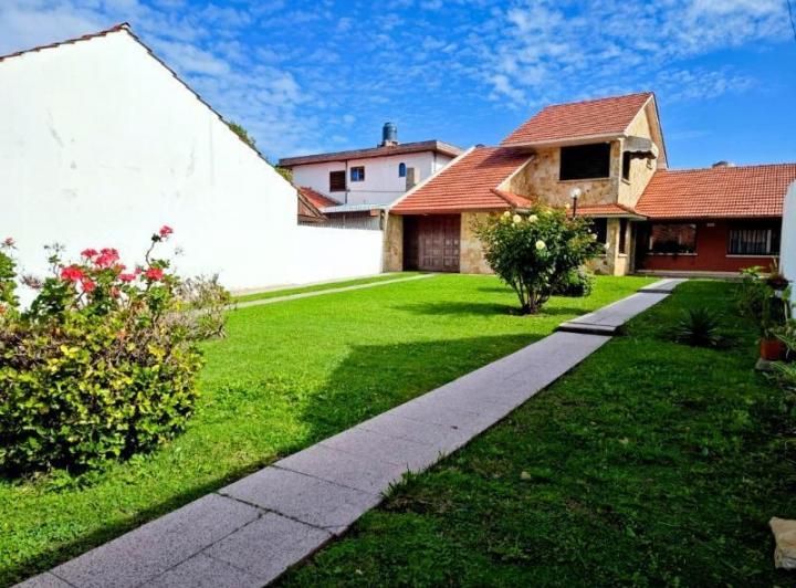 Casa · 196m² · 4 Ambientes · 2 Cocheras