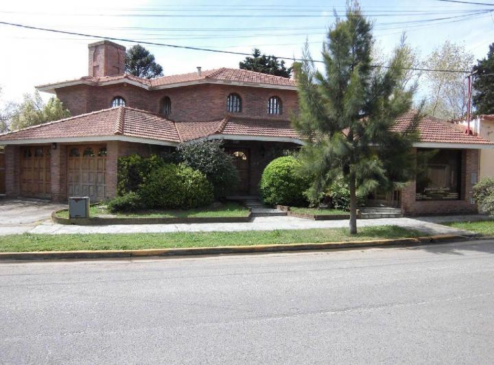 Casa · 415m² · 4 Ambientes · 2 Cocheras