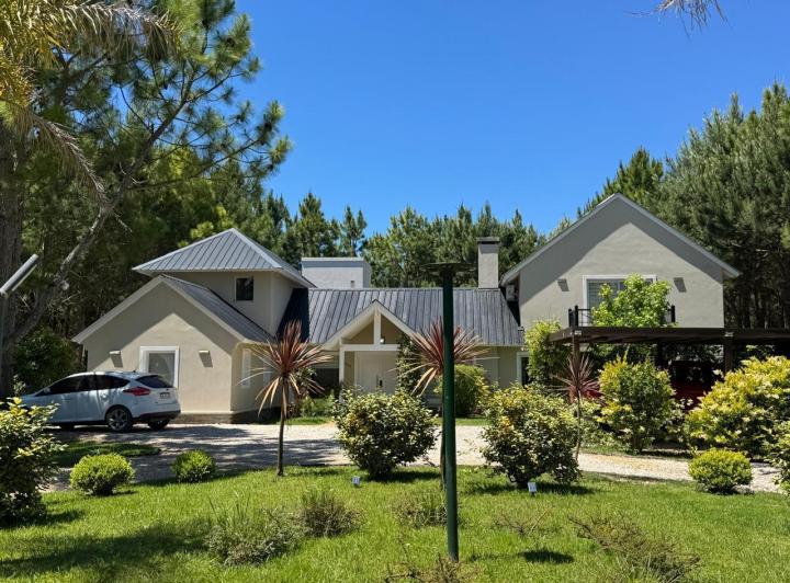 Casa · 300m² · 5 Ambientes · 1 Cochera