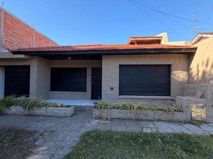 Casa · 140m² · 4 Ambientes · 4 Cocheras