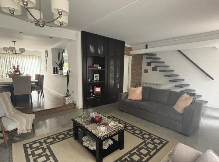 Casa · 226m² · 5 Ambientes · 1 Cochera