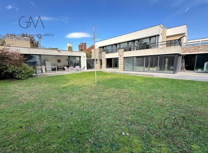 Casa · 540ha · 6 Ambientes · 2 Cocheras