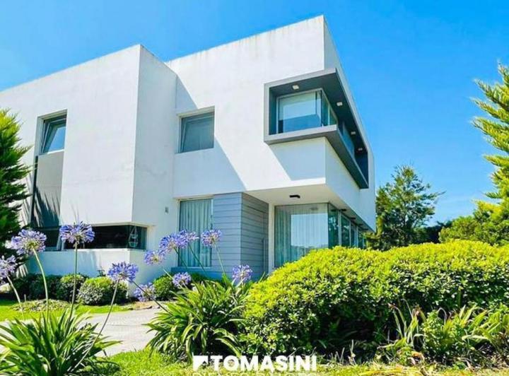 Casa · 280m² · 5 Ambientes · 1 Cochera