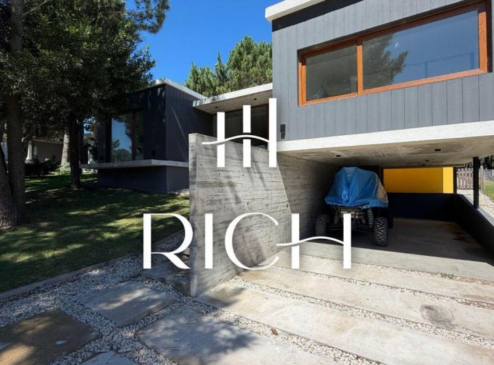 Casa · 240m² · 5 Ambientes · 2 Cocheras