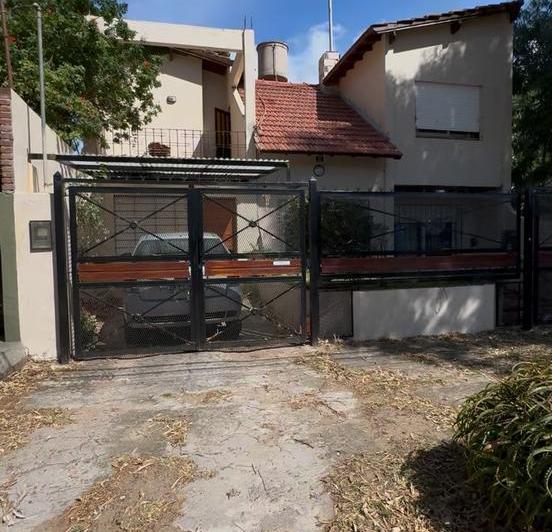 Casa · 130m² · 4 Ambientes · 1 Cochera