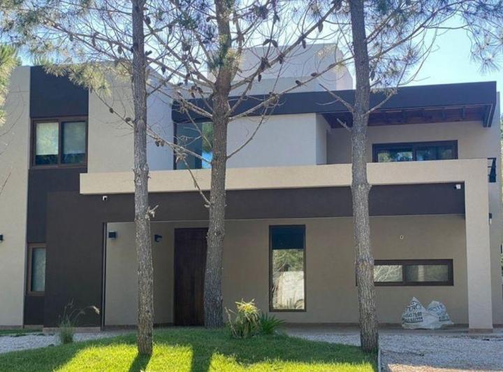 Casa · 360m² · 7 Ambientes · 1 Cochera