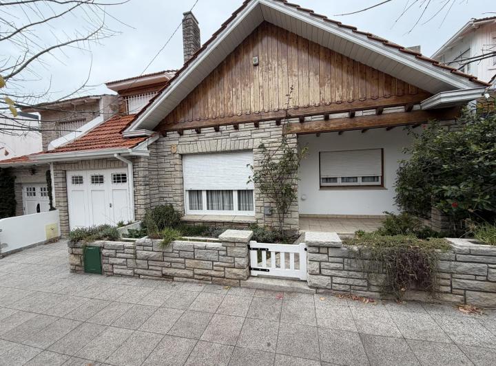 Casa · 169m² · 6 Ambientes · 1 Cochera