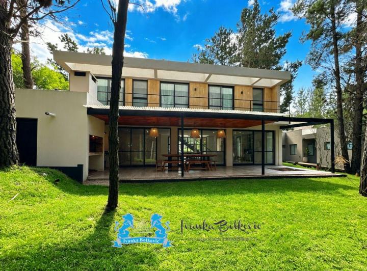 Casa · 212m² · 5 Ambientes · 1 Cochera