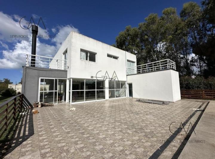 Casa · 342ha · 5 Ambientes · 2 Cocheras