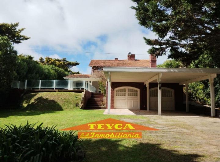 Casa · 300m² · 5 Ambientes · 1 Cochera