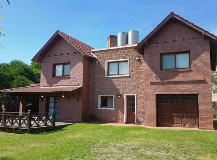 Casa · 350m² · 5 Ambientes · 2 Cocheras