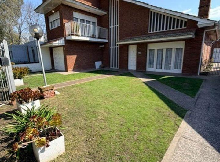 Casa · 303m² · 6 Ambientes · 2 Cocheras