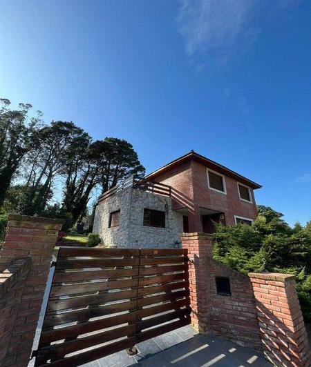 Casa · 220m² · 3 Ambientes · 2 Cocheras