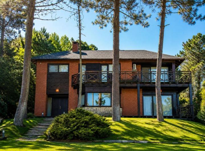 Casa · 300m² · 4 Ambientes · 1 Cochera