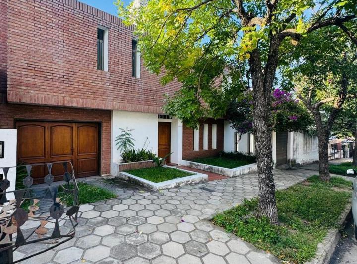Casa · 180m² · 6 Ambientes · 4 Cocheras