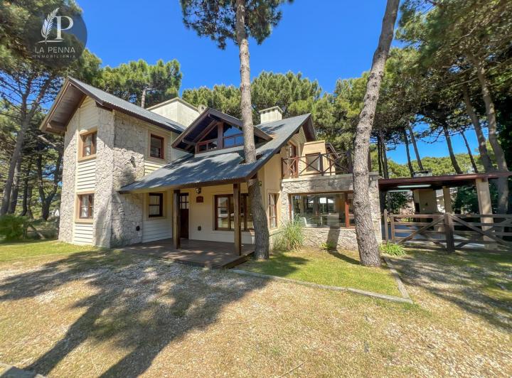 Casa · 210m² · 6 Ambientes · 1 Cochera