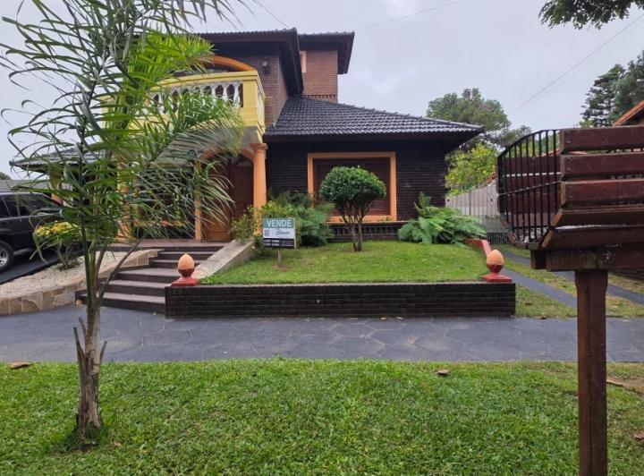 Casa · 226m² · 5 Ambientes · 2 Cocheras