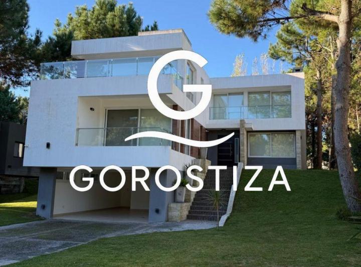 Casa · 275m² · 5 Ambientes · 1 Cochera