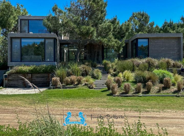Casa · 290m² · 5 Ambientes · 1 Cochera