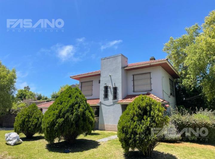 Casa · 335m² · 4 Ambientes · 2 Cocheras