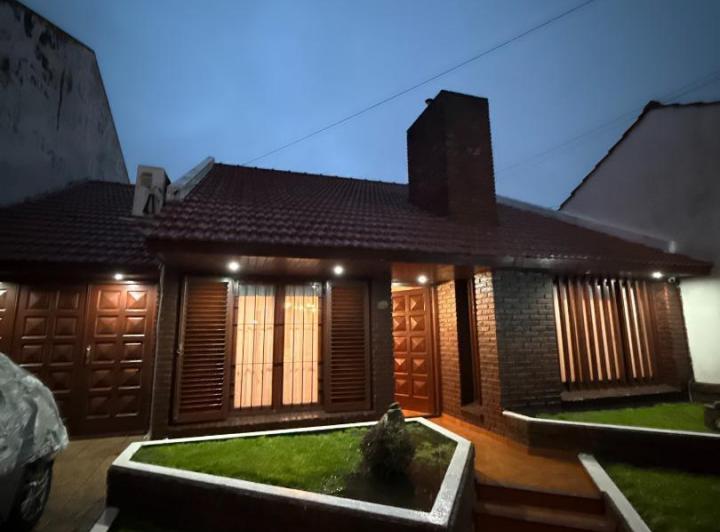 Casa · 140m² · 4 Ambientes · 2 Cocheras