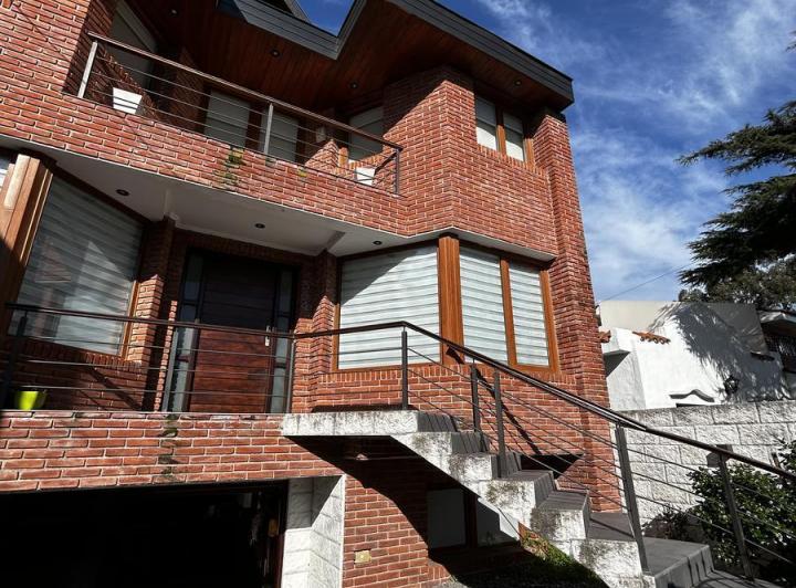 Casa · 260m² · 4 Ambientes · 2 Cocheras